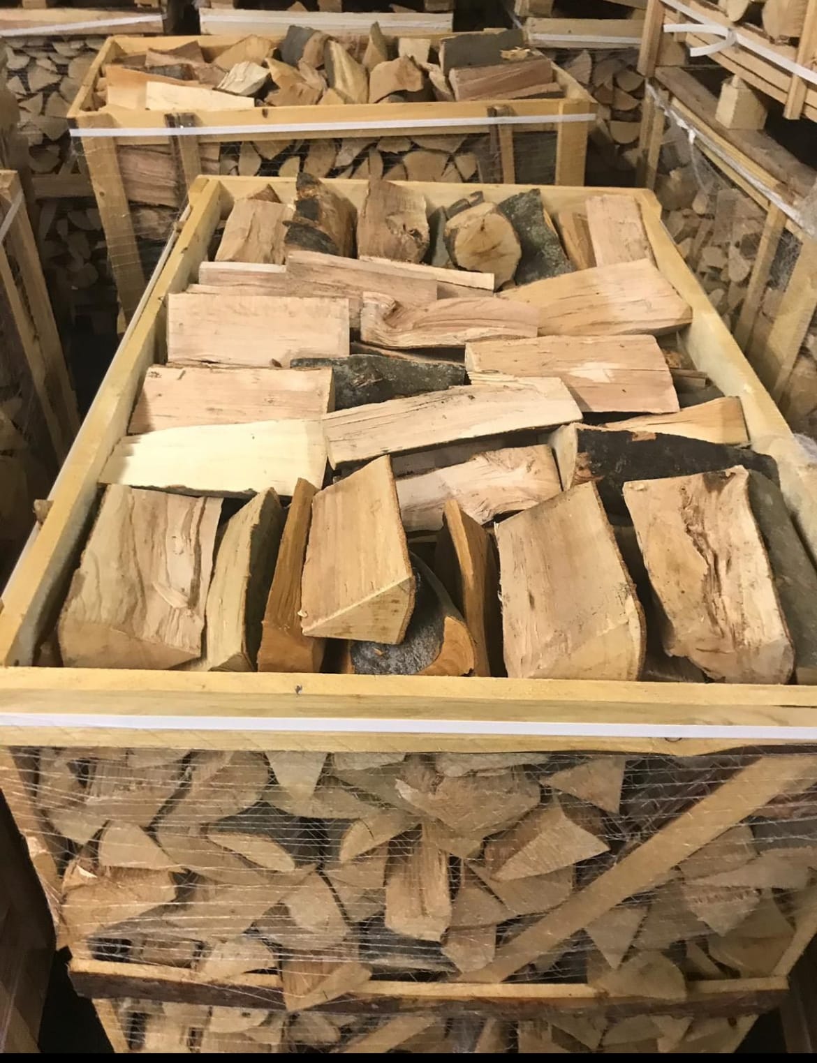 Gemischtes Brennholz in 30 cm Länge – sauber gestapelt auf Palette für Lieferung.