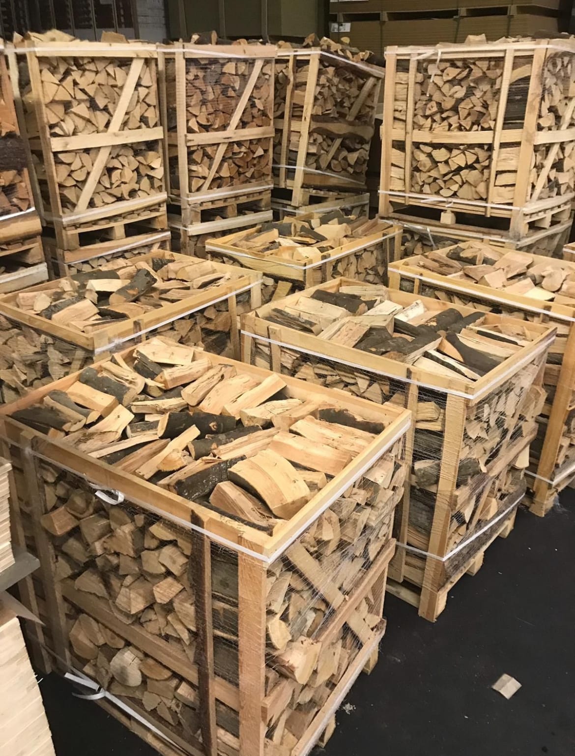 Gestapeltes Kaminholz auf Paletten – trockenes Brennholz in 25 cm und 30 cm Länge, bereit zur Auslieferung in Wülfrath.