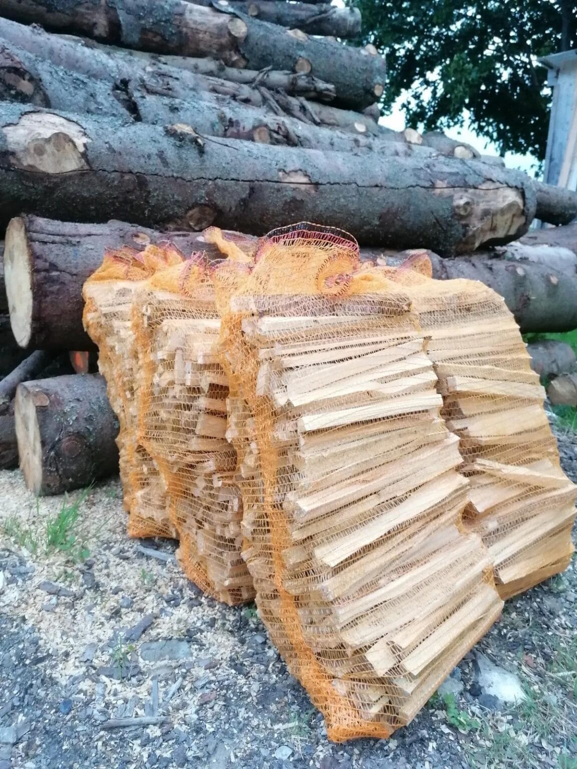 Anzündholz im 2-kg-Sack – luftgetrocknet und in kleine Stücke gehackt.