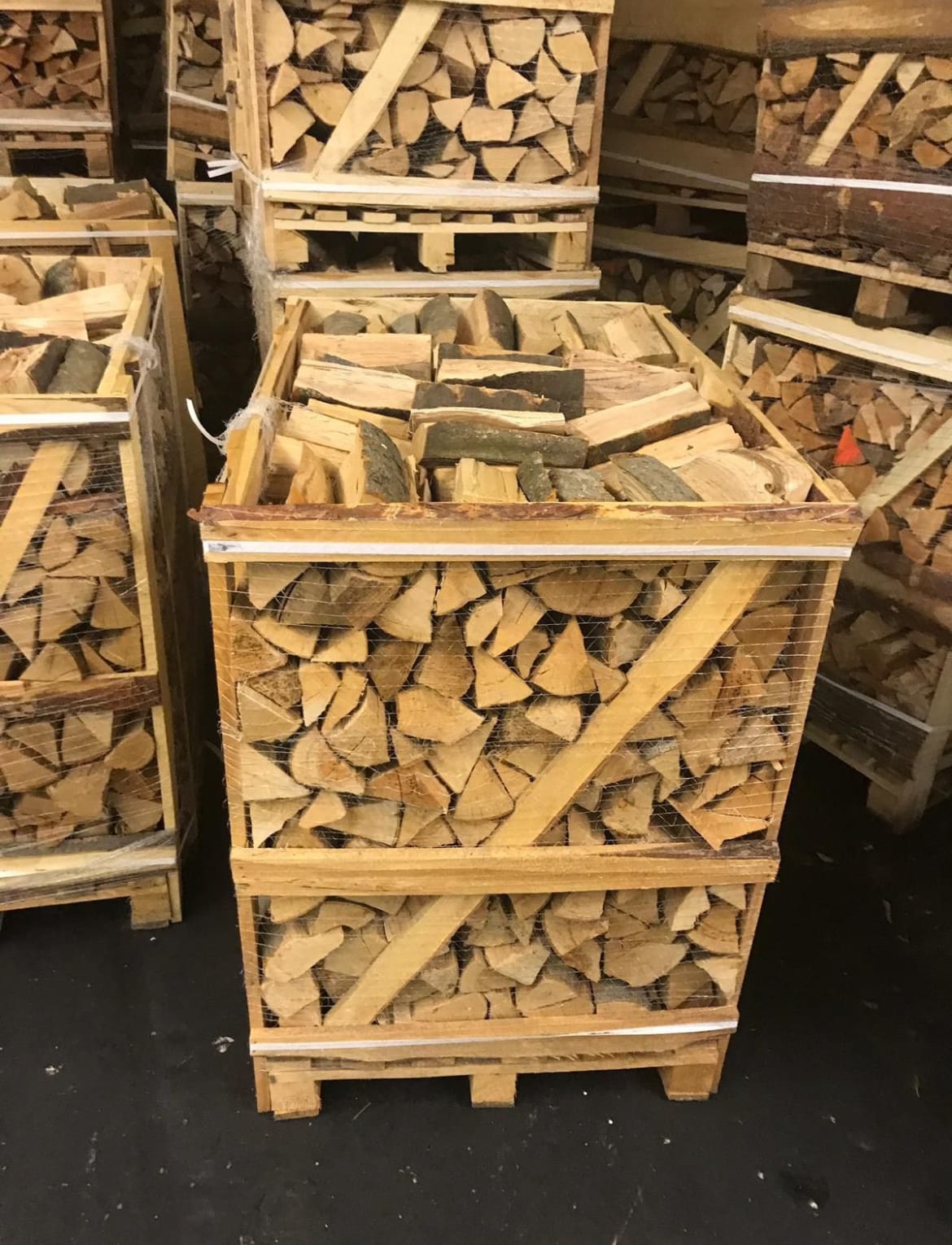 Buchenholz, 30 cm gespalten, gestapelt auf Palette – 1 Raummeter (RM)